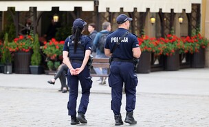 שוטרים בפולין (צילום: FotoDax, shutterstock)