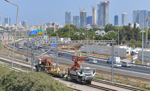 עבודות לתיקון תקלה ברכבת (צילום: אבשלום ששוני, פלאש 90)
