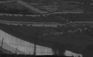 שב"חים פלסטינים מתקרבים לגדר (צילום: N12)