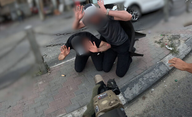 לוחמי יחידת הגדעונים 33 עוצרים שני מחבלים במחנה אל עמארי (צילום: דוברות המשטרה)