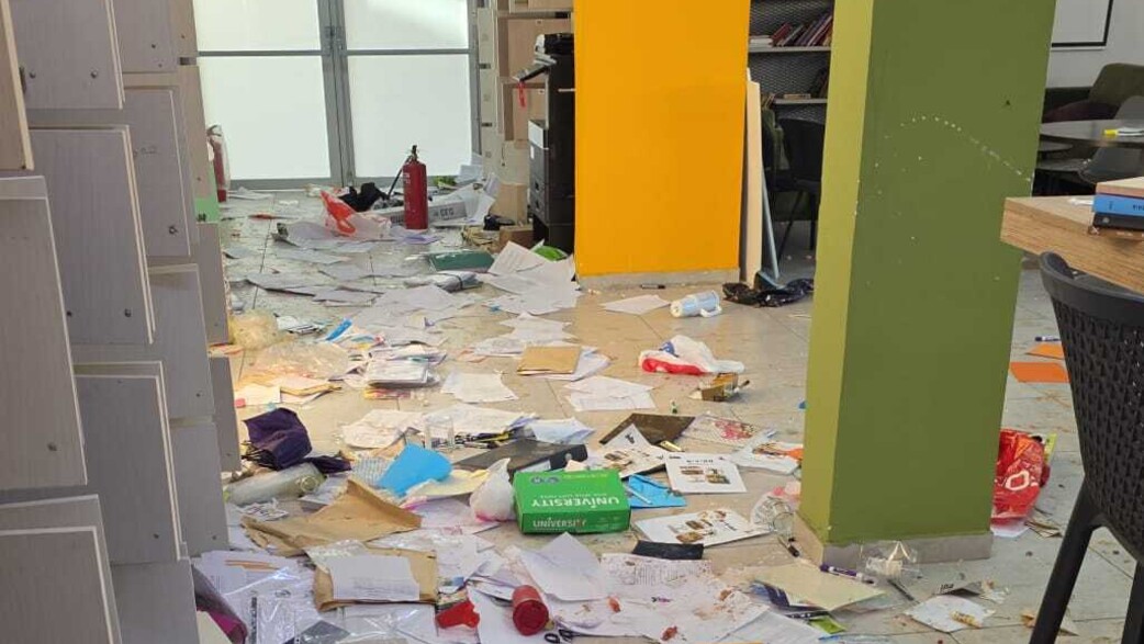 שני קטינים ואימם של אחד מהם פרצו לביה"ס בחולון