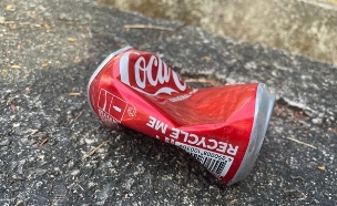 פחית קוקה קולה מעוכה (צילום: shutterstock_Geeyom)