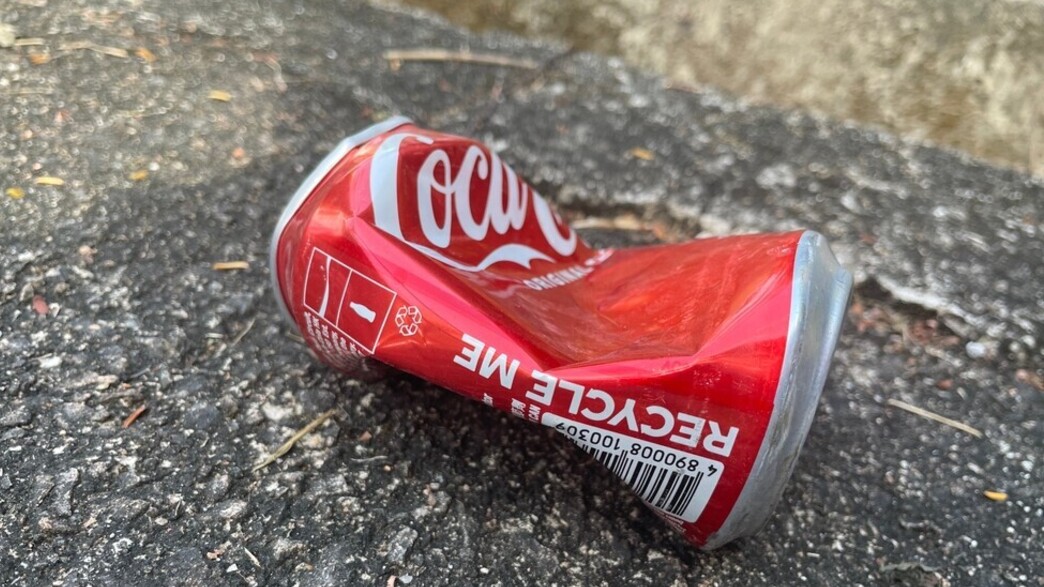 פחית קוקה קולה מעוכה