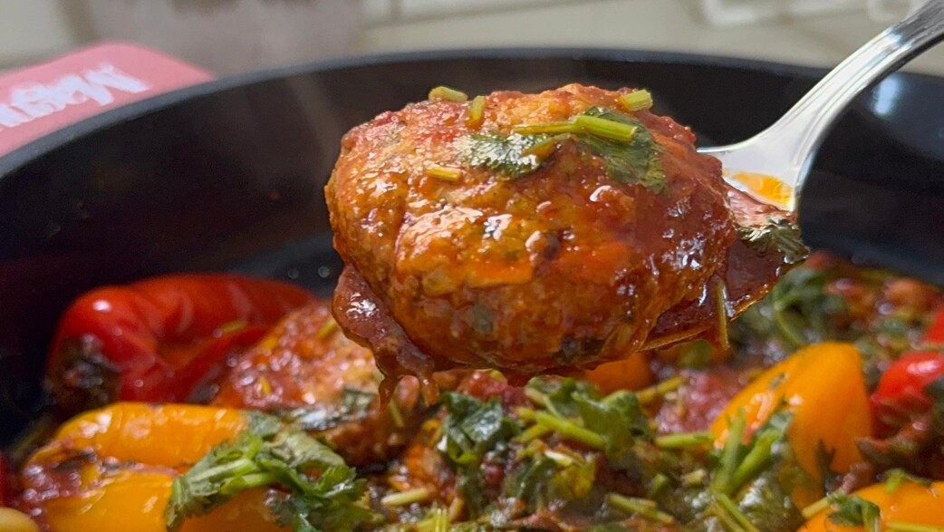 קציצות עוף פיקנטיות ברוטב פלפלים, עגבניות וחומוס קציצות עוף פיקנטיות ברוטב פלפלים, עגבניות וחומוס