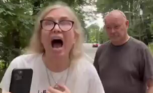 זוג מטריד בקריאות אנטישמיות את אביה של חללת צה"ל (צילום: לפי סעיף 27 א')