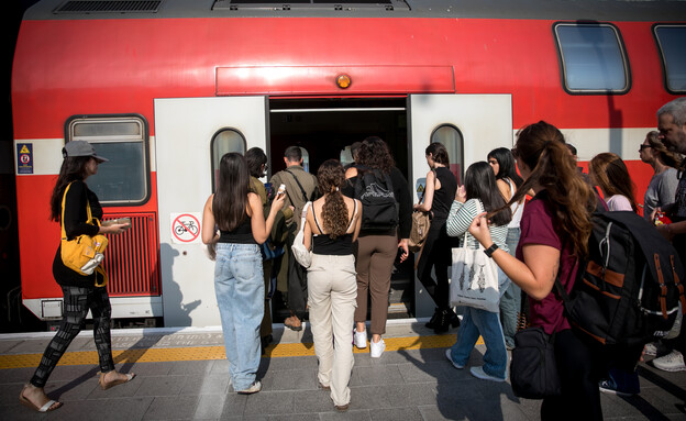 נוסעים ברכבת ישראל