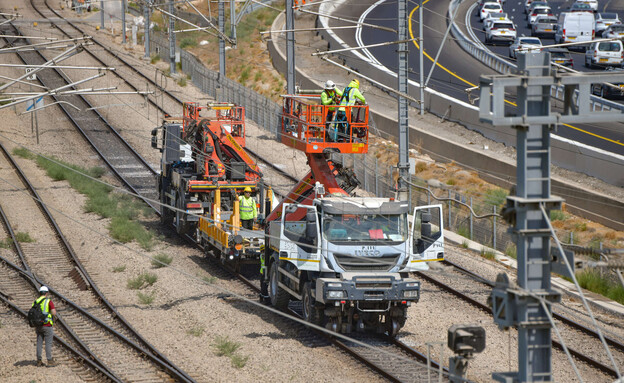 תיקונים ברכבת ישראל בעקבות תקלת כבלי החשמל (צילום: אבשלום ששוני, פלאש 90)