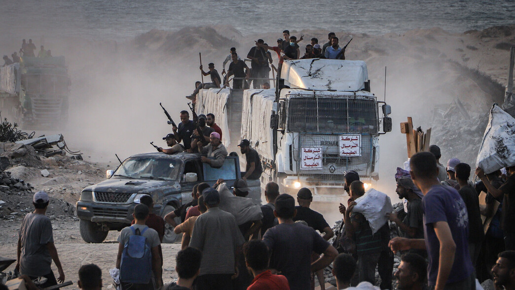 חמושים משתלטים על משאיות הסיוע ההומניטרי חמושים משתלטים על משאיות הסיוע ההומניטרי