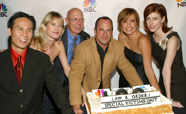 דיאן ניל עם חברי הקאסט של חוק וסדר (צילום: J. Countess/WireImage for Universal Television Productions/Getty images)