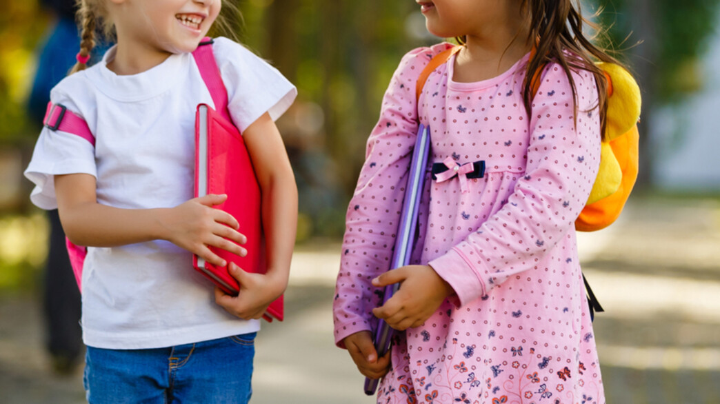 שתי ילדות הולכות ביחד לגן הילדים