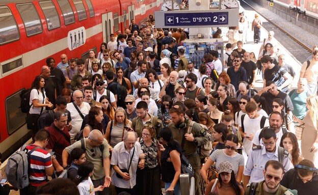 עומסים כבדים ברכבת (צילום: יהושוע יוסף, פלאש 90)