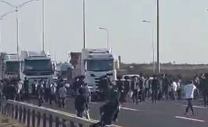 מפגינים חרדים קופצים לכביש וחסמים אותו (צילום: שימוש לפי סעיף 27א' לחוק זכויות יוצרים)