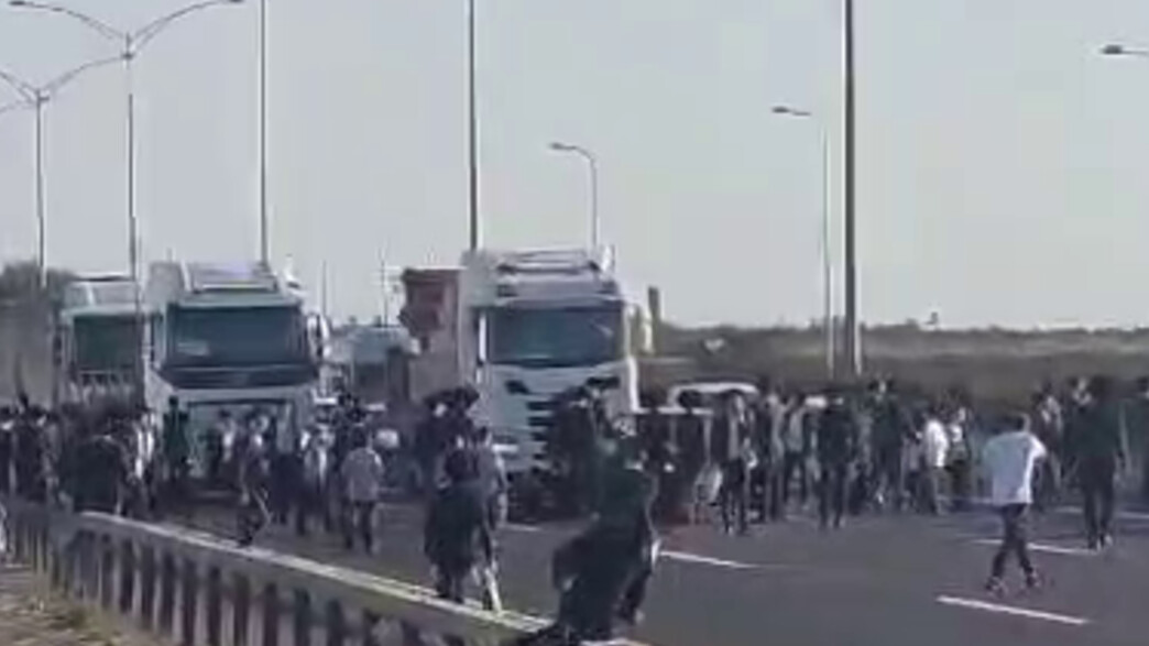 מפגינים חרדים קופצים לכביש וחסמים אותו מפגינים חרדים קופצים לכביש וחסמים אותו