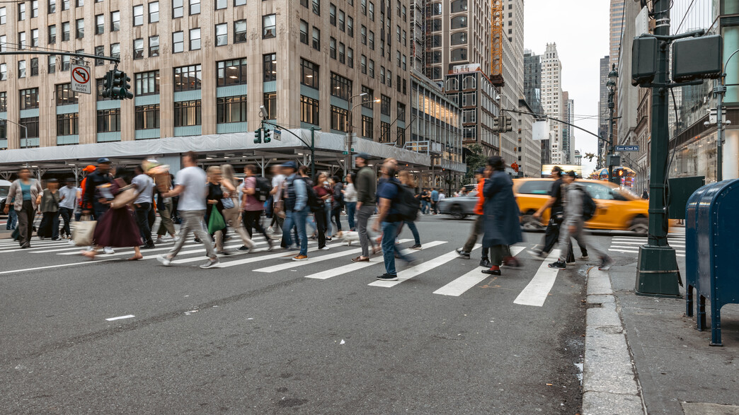 אנשים צועדים בניו יורק