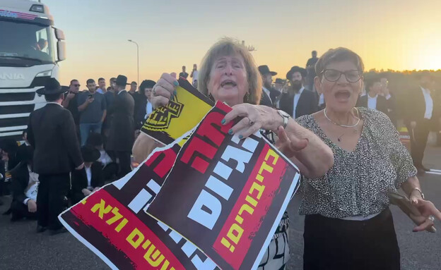 נהגות שנתקעו בפקק בהפגנה בכביש 6