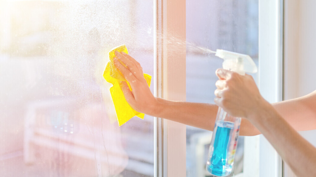 מנקה חלון עם ספריי לניקוי חלונות ספריי כחול מנקה חלון עם ספריי לניקוי חלונות ספריי כחול