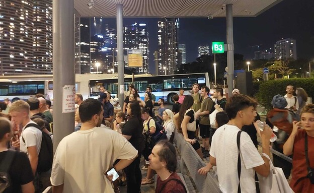 עומס בתחנת האוטובוס במסוף ארלוזורב (צילום: יובל חברוני)