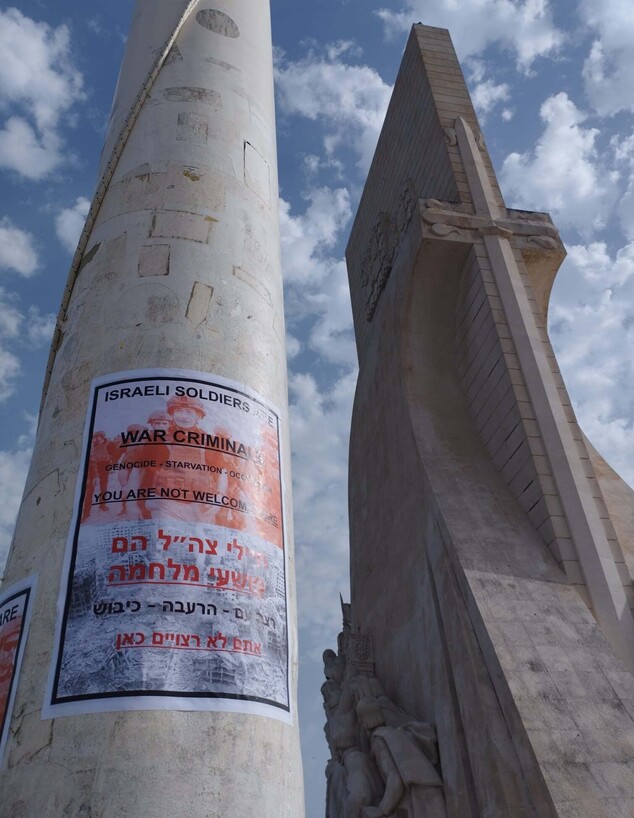 הכרזות שנתלו באנדרטת התגליות