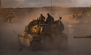 טנקים בגבול עזה (צילום: Photo by Elke Scholiers/Getty Images)