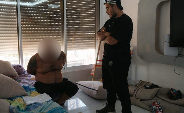 אחד החשודים בסחר בנשים בעת מעצרו