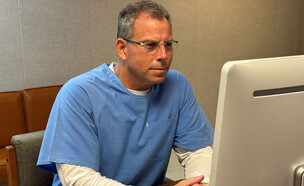 אריק מננדז בשימוע על המשך מעצרו (צילום: רויטרס)