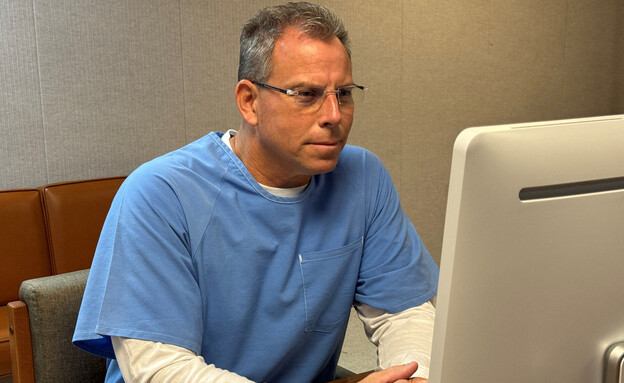 אריק מננדז בשימוע על המשך מעצרו (צילום: רויטרס)