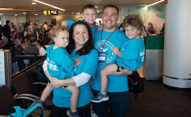 טליה ויעקב בורנשטיין עם ילדיהם טליה ויעקב בורנשטיין עם ילדיהם