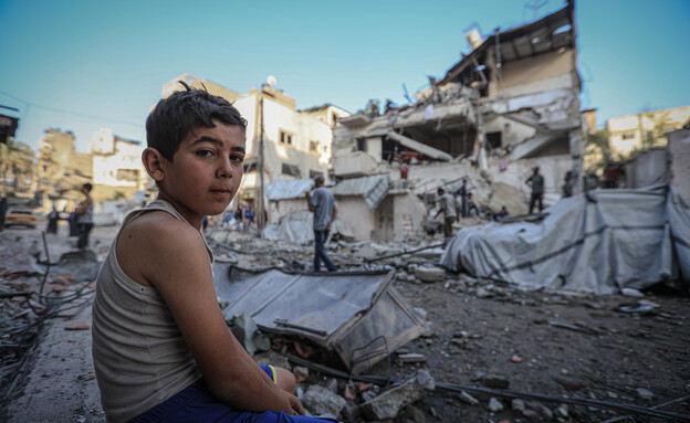 ילד פלסטיני בעיר עזה (צילום:  Hamza Z. H. Qraiqea/Anadolu via Getty Images)
