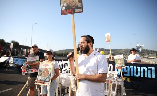 מפגינים לשחרור חטופים חוסמים את כביש 6 (צילום: דני שטרנפלד)