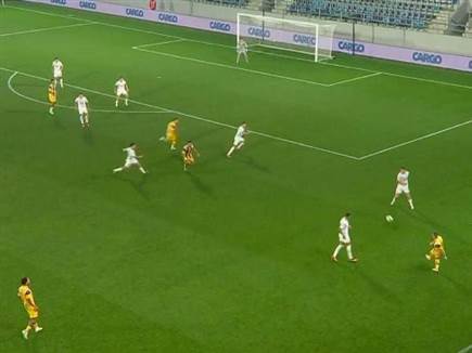 קשר הרכש הגביה את הכדור לאושר דוידה באגף ורץ קדימה, והישראלי החזיר לו בכדור עומק מדויק להפליא