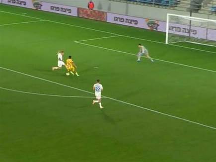 הקשר השתלט על הכדור וגבר על הבלם עם הטעייה נהדרת