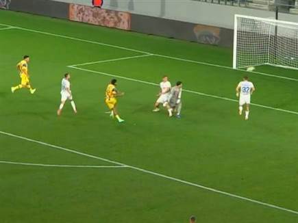 ושם את הכדור ברשת