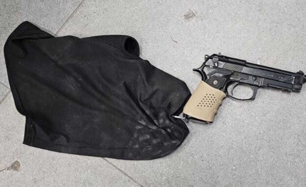 נשק שנתפס על חבר כנופיה נשק שנתפס על חבר כנופיה