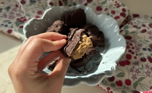קינוח תמרים וחמאת בוטנים עם שוקולד (צילום: יעל קצב, mako אוכל)