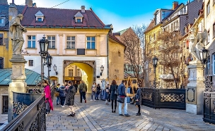 רחוב ציורי תיירים ברטיסלבה (צילום: Ungvari Attila, shutterstock)