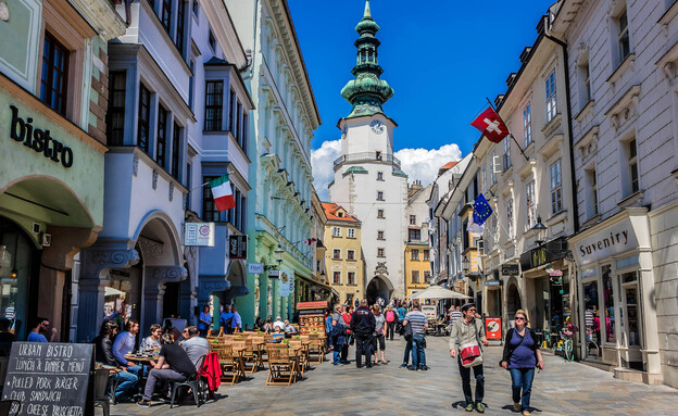 רחוב תיירים ברטיסלבה (צילום: Kiev.Victor, shutterstock)