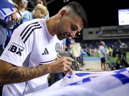 תאי בריבו חותם על דגל ישראל לפני המשחק. החלוץ ממשיך לתת בראש (GETT (צילום: ספורט 5)