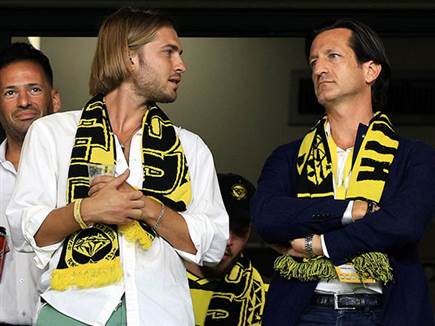 רוס קסטין צופה מהיציע בקבוצתו החדשה (אלן שיבר)