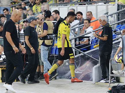 מאור לוי יורד אחרי שקיבל כרטיס אדום (אלן שיבר)