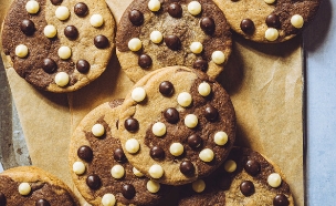 עוגיות דאבל שוקוצ'יפס מהספר של תומר אומנסקי (צילום: נדב מרגלית, "אוסף המתכונים", הוצאת קוראים)