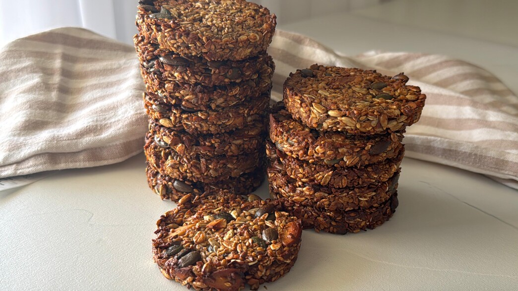 עוגיות גרנולה וגרעינים ללא סוכר. יש פה דבש