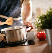 בישול במטבח 