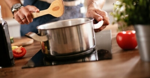 בישול במטבח  (צילום: Just Life, shutterstock)