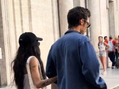 בזוגיות? הארי סטיילס וזואי קרביץ נצפו מחזיקים ידיים ברומא (צילום: טיקטוק)
