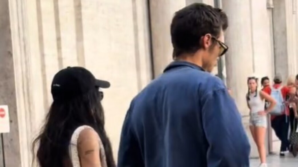 בזוגיות? הארי סטיילס וזואי קרביץ נצפו מחזיקים ידיים ברומא בזוגיות? הארי סטיילס וזואי קרביץ נצפו מחזיקים ידיים ברומא