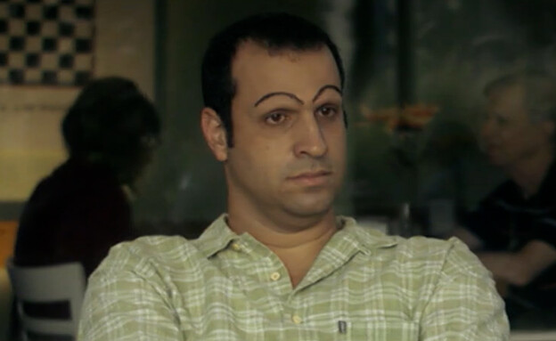 איצקו עשה גבות אצל קוסמטיקאית