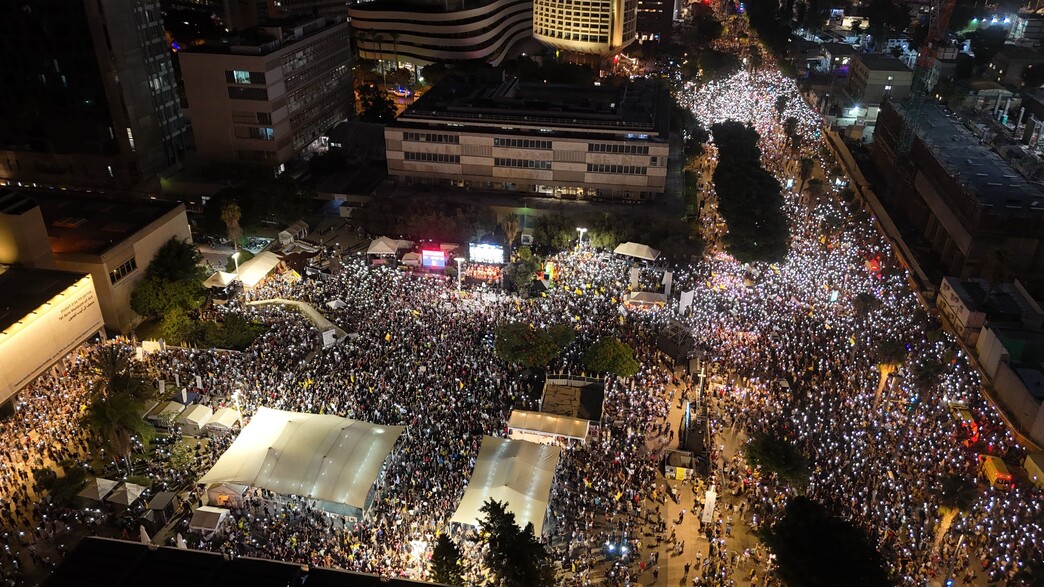 צעדת מפגינים ומשפחות חטופים לכיכר החטופים צעדת מפגינים ומשפחות חטופים לכיכר החטופים