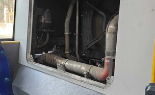 אוטובוס של חברת סופרבוס שנסע עם מנוע גלוי