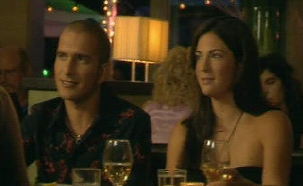 תומר מביך את מאיה בפגישת עסקים13891