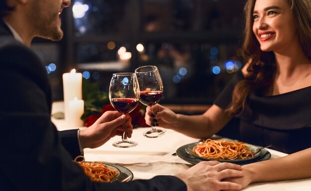 זוג אוכל ארוחת ערב רומנטית